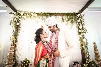 350px x 233px - marathi actress Hruta Durgule director Prateek Shah wedding reception photos  | Photos : 'à¤®à¤¨ à¤‰à¤¡à¥‚ à¤‰à¤¡à¥‚ à¤à¤¾à¤²à¤‚...'; à¤ªà¤¾à¤¹à¤¾ à¤¹à¥ƒà¤¤à¤¾-à¤ªà¥à¤°à¤¤à¥€à¤•à¤šà¥à¤¯à¤¾ à¤°à¤¿à¤¸à¥‡à¤ªà¥à¤¶à¤¨ à¤¸à¥‹à¤¹à¤³à¥à¤¯à¤¾à¤šà¥‡  à¤–à¤¾à¤¸