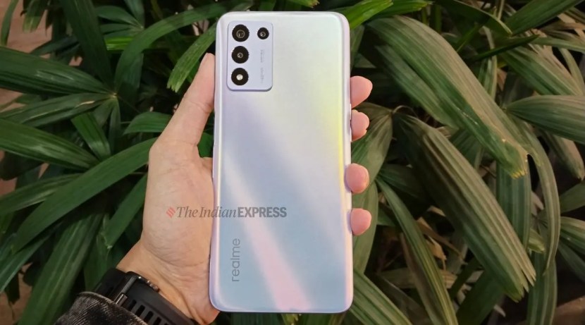 Realme 9 5G Speed Edition (१९,९९९ रूपये)हा फोन दोन 2MP सेन्सरसह 48MP मुख्य कॅमेरा आणि 16MP फ्रंट कॅमेरासह येतो. यात 5,000mAh बॅटरी आहे जी 30W फास्ट चार्जिंगला सपोर्ट करते. हे 144Hz FHD+ IPS LCD डिस्प्ले देखील मिळतो. (Image Source: The Indian Express/ Chetan Nayak)