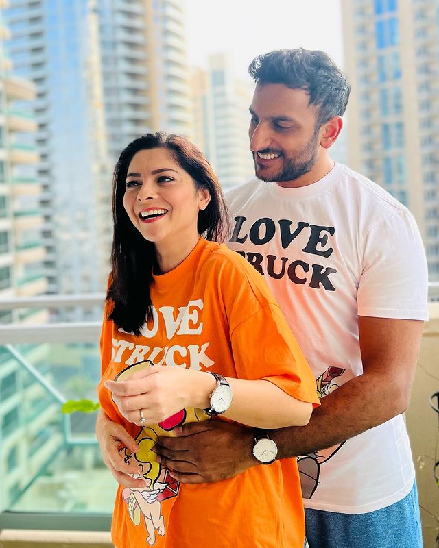 सोनालीने हे फोटो शेअर करताना #honeymoondiaries #cancun #mexico #sonaleekulkarni #kenosona #3rdhoneymoon असे हॅशटॅग वापरले आहेत.