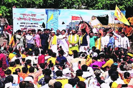 चौंडी येथे मंगळवारी पुण्यश्लोक अहिल्यादेवी होळकर यांच्या जयंती सोहळय़ानिमित्त घेतलेल्या सभेत बोलताना आमदार गोपीचंद पडळकर