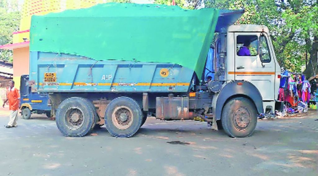 डहाणू-झाई महामार्गावर राखेचे रामायण; रस्त्यावर राख सांडून अपघातांना आमंत्रण