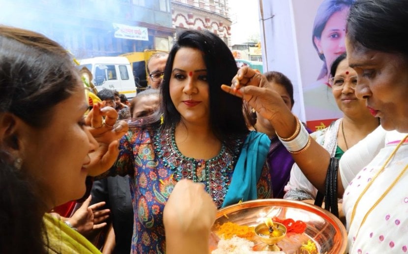 त्या शनिवारी (११ जून) दुपारी १ वाजता पुण्यातील बुधवार पेठेत महिलांसाठी मोफत आरोग्य शिबीर व मुलींसाठी सुकन्या कार्डचे वाटप कार्यक्रमात आल्या होत्या. (छायाचित्र सौजन्य : पवन खेंगरे, एक्स्प्रेस फोटो)