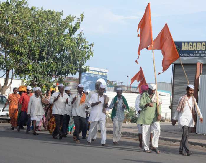 टाळ-मृदंगाचा गजर आणि मुखाने हरिभक्तीचा अखंड घोषही होतो आहे.