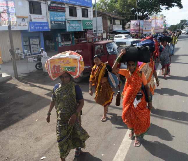 खांद्यावर भागवत धर्माची पताका आणि डोईवर तुळशी वृंदावन घेऊन राज्याच्या कानाकोपऱ्यातून वाकऱ्यांच्या दिंड्या सध्या आळंदी आणि देहूच्या दिशेने मार्गक्रमण करीत आहेत.