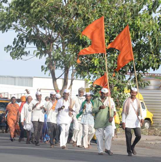 यंदा मात्र प्रस्थान, पालखी सोहळा आणि पंढरीची पायी वारी लाखो वैष्णवांच्या साक्षीने होणार आहे.