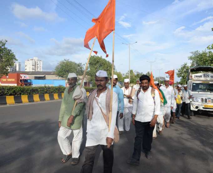 पादुका नेण्यापूर्वी आळंदी आणि देहू येथे प्रस्थान सोहळा झाला, मात्र त्याला ठरावीकच वारकऱ्यांची उपस्थिती होती.