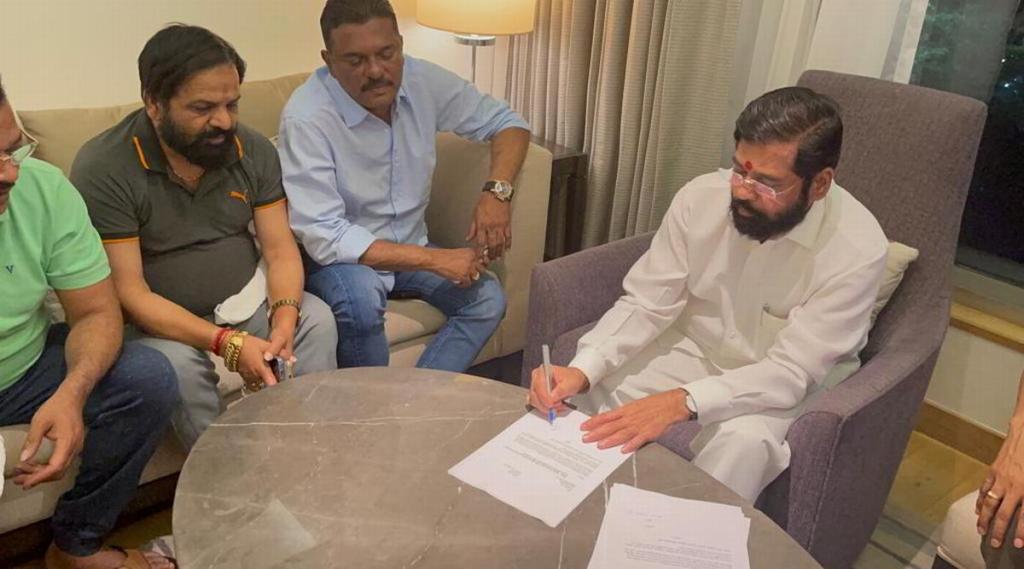 Dialogue goes viral in Eknath Shinde hotel room