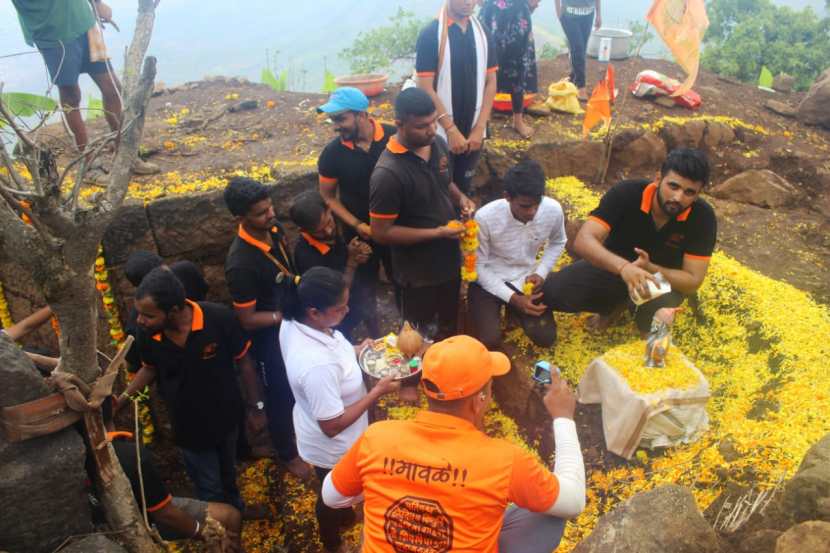 छत्रपती शिवाजी महाराजांच्या मूर्तीला यावेळी अभिषेक करण्यात आला.