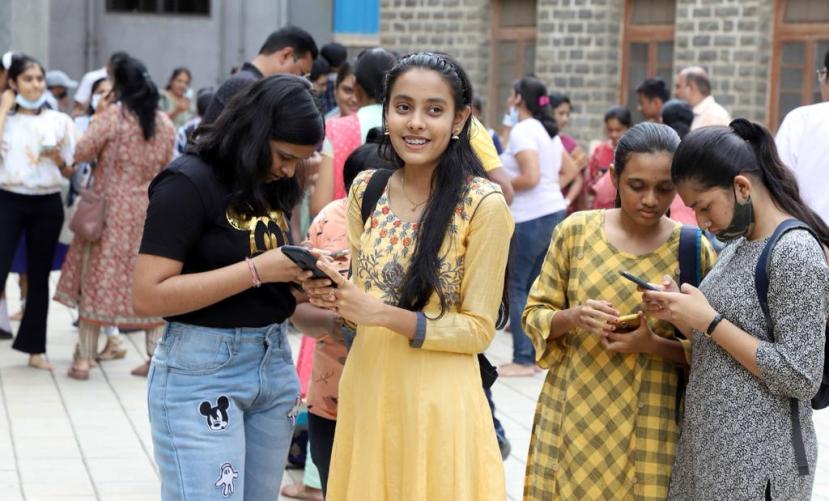 दहावी परीक्षेसाठी ९ विभागातून एकूण १५ लाख ८४ हजार नियमित विद्यार्थ्यांनी नोंदणी केली. यातील १५ लाख ६८ हजार ९७७ विद्यार्थी परीक्षेला बसले. त्यापैकी १५ लाख २१ हजार ३ विद्यार्थी उत्तीर्ण झाले आहेत. उत्तीर्णतेची टक्केवारी ९६.९४ टक्के आहे. (फोटो सौजन्य - पवन खेंगरे)