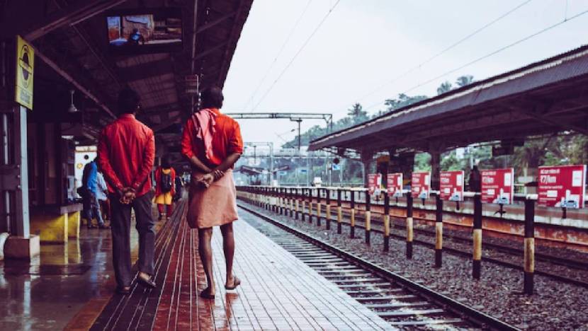 जर तुम्ही रेल्वे प्रवासा दरम्यान तुमचं सामान विसरून आले तर ताबडतोब त्याच स्टेशनच्या रेल्वे अधिकाऱ्यांबरोबरच आरपीएफ पोलिसांना याची माहिती द्या. (Photo: Freepik)