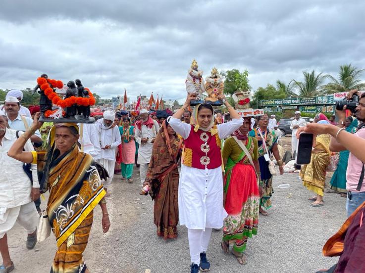 संविधानप्रेमी आणि परिवर्तनवादी समविचारी नागरिकांनी शक्य तिथे या दिंडीत सहभागी होऊन या सोहळ्याचा आनंद घेत संविधानाच्या प्रबोधन मोहिमेत सहभागी व्हावं, असे आवाहन ह.भ.प. श्यामसुंदर सोन्नर महाराज यांनी यावेळी केले.