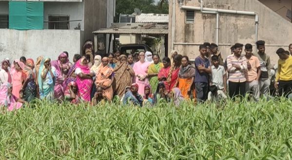 डॉक्टर दाम्पत्याचा घरात सहा तर दुसऱ्या घऱात तीन तीन मृतदेह आढळून आले.