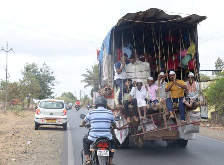 गेल्या दोन वर्षांपासून करोनामुळे मोजक्याच वारकऱ्यांच्या उपस्थितीत जगद्गुरु संत तुकाराम महाराजांचा पालखी सोहळा पार पडत होता. (फोटो सौजन्य - राजेश स्टिफन)