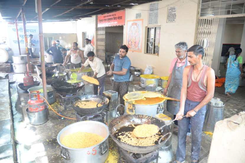 त्यानंतर दुपारी ठीक दोन वाजण्याच्या सुमारास संत तुकाराम महाराजांच्या पालखीचे पंढरपूरकडे प्रस्थान होईल. (फोटो सौजन्य - राजेश स्टिफन)