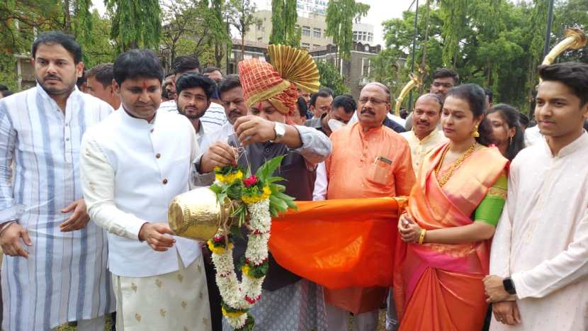 पुण्यातील एसएसपीएम संस्थेच्या प्रांगणातील छत्रपती शिवाजी महाराज यांच्या अश्वारूढ पुतळ्या समोर शिवस्वराज्य दिन सोहळ्याच्या निमित्ताने ५१ फूट शिवशक राजदंड स्वराज्यगुढी उच्च व तंत्र शिक्षण मंत्री उदय सामंत यांच्या हस्ते उभारण्यात आली. (सर्व फोटो - सागर कासार)