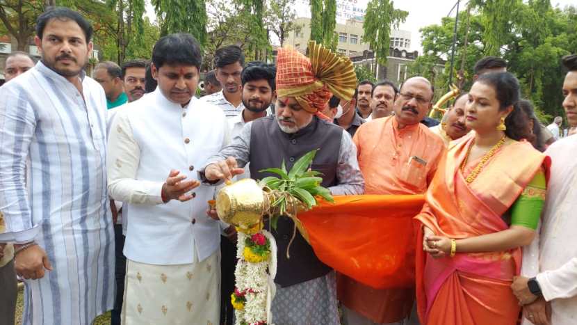 सामंत म्हणाले, छत्रपती शिवाजी महाराजांचे चरित्र नव्या पिढीसमोर दिपस्तंभाप्रमाणे मार्गदर्शन करणारे असावे यासाठी शिवस्वराज्य दिन साजरा करण्याचा निर्णय शासनाने घेतला आहे.