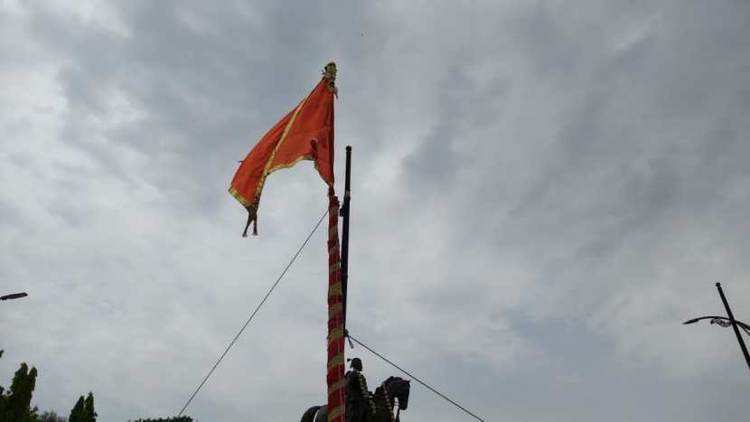 छत्रपती शिवाजी महाराजांच्या प्रति आदराची भावना व्यक्त करण्यासाठी महाविद्यालयात शिवशक राजदंड स्वराज्य ध्वज लावल्यास महाराजांच्या कार्याची प्रेरणा महाविद्यातील विद्यार्थ्यांना मिळेल, असं यावेळी उदय सामंत म्हणाले.