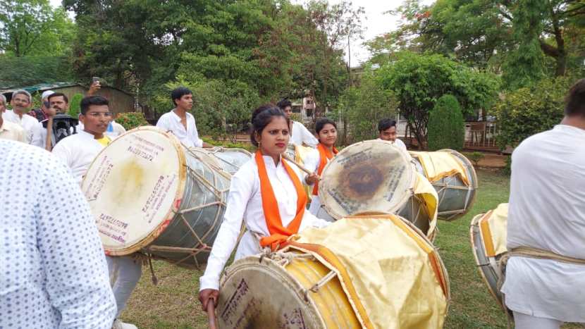 यावेळी कार्यक्रमस्थळी ढोल पथकाने उत्तम सादरीकरण केले. या ढोलपथकात तरुणींचा देखील सहभाग होता.