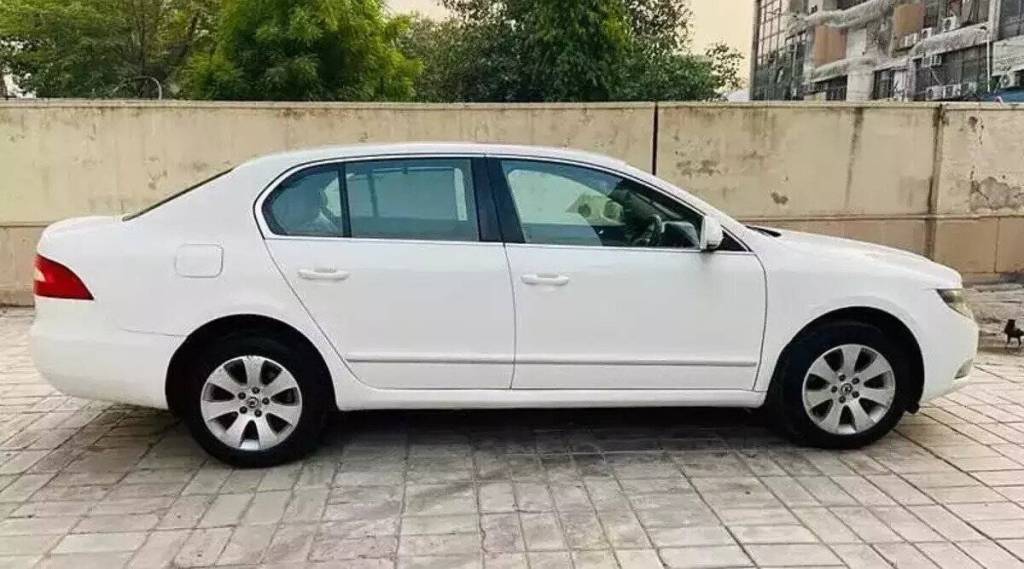 Skoda-Superb-Sunroof-Car