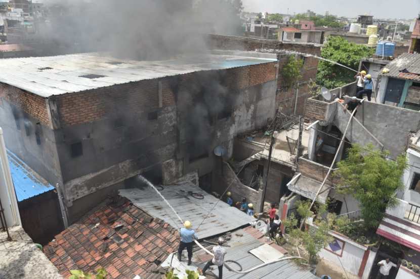 विशेष म्हणजे सकाळी ११ वाजता कारखाना सुरू होत असल्यामुळे कारखान्यातील मजूर कामावर येत होते.