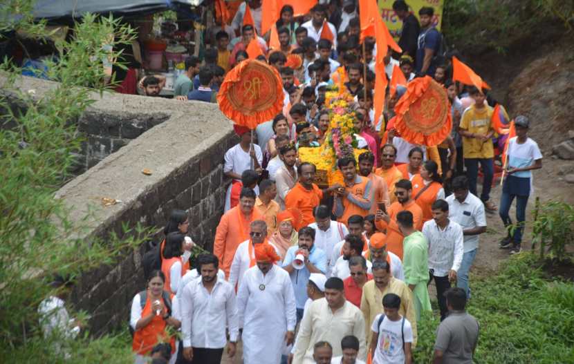 दुपारी बारा वाजता पालखी सोहळ्याचे सिंहगडावर आगमन झाले. गडाचे प्रवेशद्वार आणि बुरुज फुलांनी सजवण्यात आले होते. तर, ठिकठिकाणी रांगोळ्या काढण्यात आल्या. तत्पूर्वी छत्रपती राजाराम पुलाजवळील वीर बाजी पासलकर स्मारकपासून आयोजित विराट दुचाकी फेरीमध्ये दोन हजार शिवप्रेमी भगवे झेंडे हातात घेऊन सहभागी झाले होते.