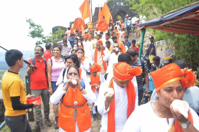 विश्व हिंदू परिषद, पुणे आणि श्री शिवराज्याभिषेक अभिवादन समितीच्या (किल्ले सिंहगड) वतीने तिथीनुसार श्री शिवराज्याभिषेक दिन आणि धर्मवीर छत्रपती संभाजी महाराजांच्या जयंतीनिमित्त किल्ले सिंहगड येथे भव्य अभिवादन सोहळ्याचे आयोजन करण्यात आले होते.