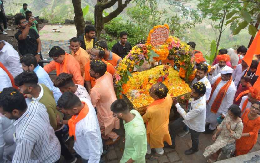 सिंहगडावरील वाहनतळापासून नरवीर तानाजी मालुसरे यांची समाधी आणि कार्यक्रम मैदानापर्यंत पालखी मिरवणूक काढण्यात आली.