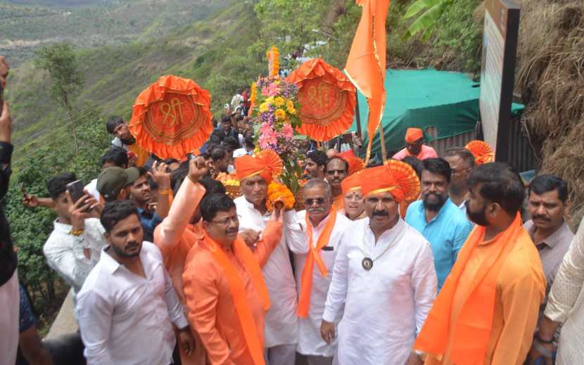 ‘हर हर महादेव’, ‘छत्रपती शिवाजी महाराज की जय’, धर्मवीर संभाजी महाराज की जय’ अशा घोषणांच्या गजरामध्ये सिंहगडावर शिवराज्याभिषेक सोहळा रविवारी उत्साहात साजरा झाला. फुलांनी सजविलेल्या पालखीतून छत्रपती शिवाजी महाराजांच्या मूर्तीचे पुणे दरवाजा येथे शिवप्रेमींनी पुष्पवृष्टीने स्वागत केले.