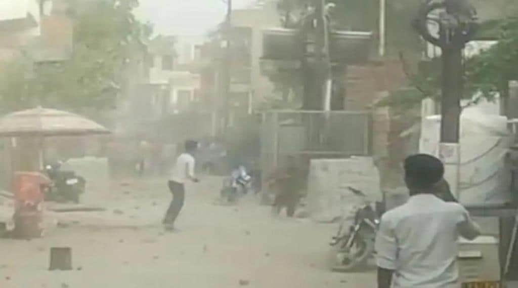 agra stone pelting