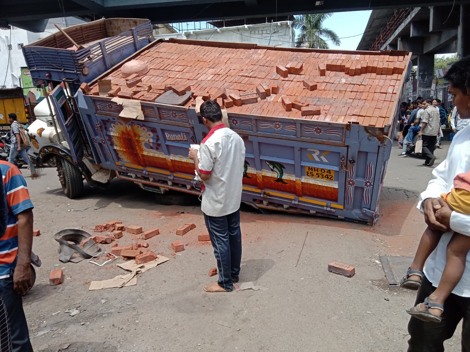 dombivli truck accident road road damage