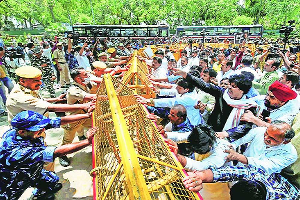 केंद्र सरकारविरोधात काँग्रेस आक्रमक; पक्ष मुख्यालयात प्रवेश करून पोलिसांकडून कार्यकर्ते ताब्यात