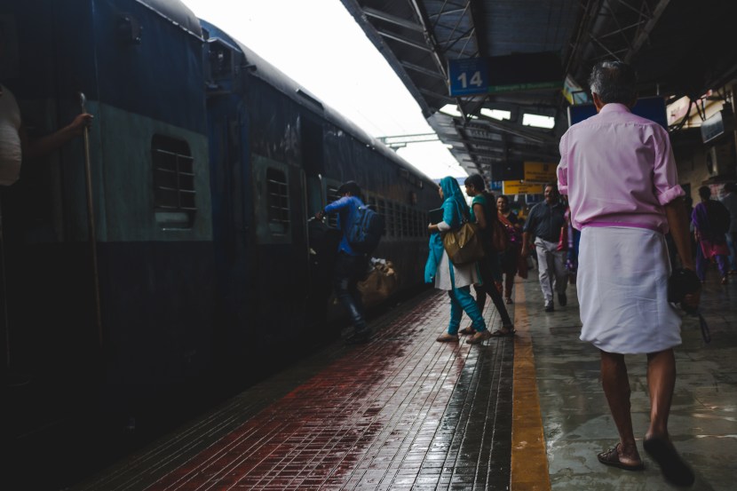 पण कधी कधी रेल्वेने प्रवासादरम्यान आपण आपलं काही सामान रेल्वेतच विसरून जातो. पण त्यानंतर अनेक प्रवासी ते सामान मिळवण्यासाठी प्रयत्न करण्याचा कंटाळा करतात आणि ते सामान सोडून देतात. (Photo: Freepik)