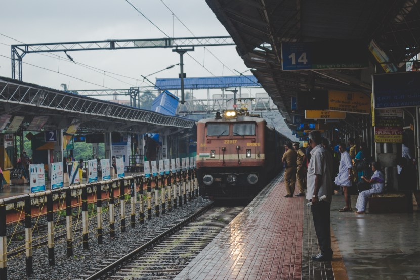 अनेकांना वाटतं की ट्रेनमध्ये एकदा सामान विसरून आलो तर ते परत मिळत नाही. तुम्हालाही असंच वाटत असेल तर रेल्वेचा हा नियम एकदा वाचाच. प्रवासी विसरून गेलेल्या या सामानांच रेल्वे पुढे काय करते, जाणून घेऊया. (Photo: Freepik)