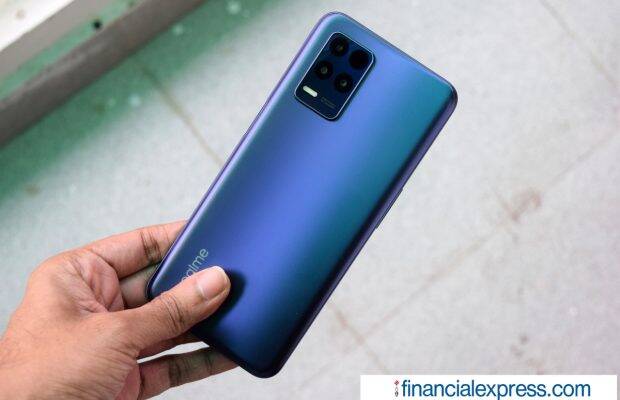 Realme 8s 5G : या स्मार्टफोनमध्ये ६.५ इंचाचा FHD+ फुल स्क्रीन डिस्प्ले देण्यात आला आहे.फोन ९०.५ टक्के स्क्रीन टू बॉडी रेशो आणि ६०० nits पीक ब्राइटनेससह येईल. Dimensity 810 5G प्रोसेसर असलेला हा जगातील पहिला स्मार्टफोन आहे. हे डिव्हाइस ६ nm प्रक्रियेसह येईल. Realme 8s 5G स्मार्टफोनमध्ये शक्तिशाली GPU ARM Mali-G57 वापरण्यात आला आहे. फोनमध्ये ६४ MP चा प्रायमरी कॅमेरा देण्यात आला आहे. याशिवाय, पोर्ट्रेट मोड आणि मॅक्रो लेन्सचा सपोर्ट देण्यात आहे. Realme 8s 5G (६ GB RAM, १२८ GB) ची किंमत फ्लिपकार्टवर १७,९९९ रुपये आहे.  (Photo credit: Saurabh Singh/Financial Express)