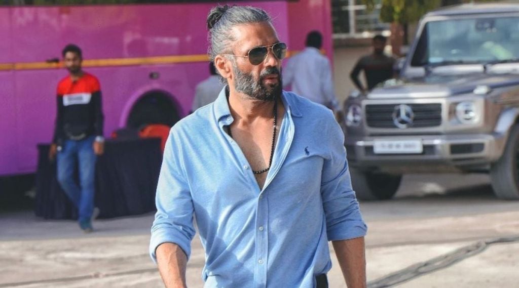 suniel shetty walking in slum area, suniel shetty video viral, suniel shetty spotted in dharavi,