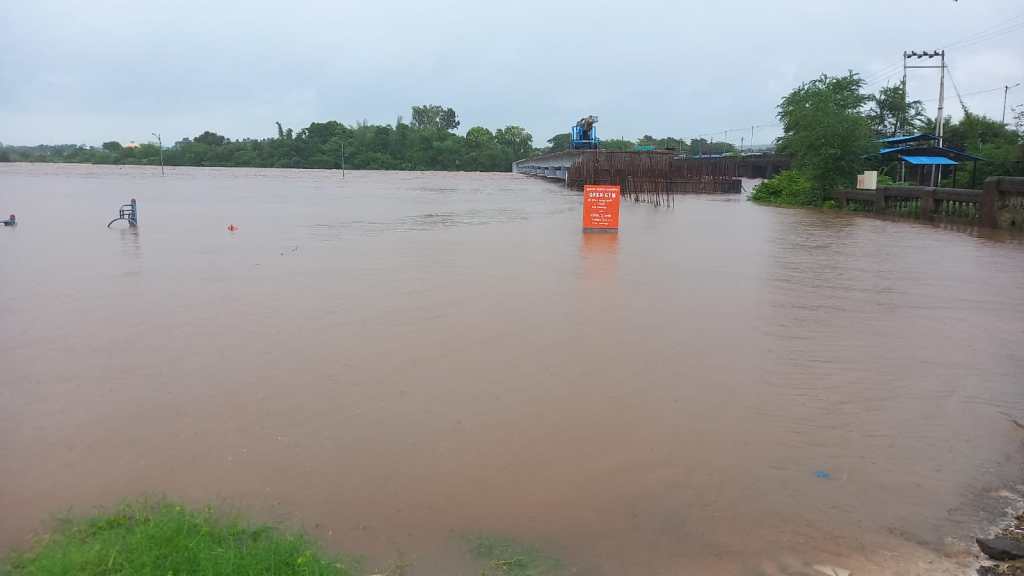 alert for badlapur, Ulhas river flowing at danger level, 300 people shifted