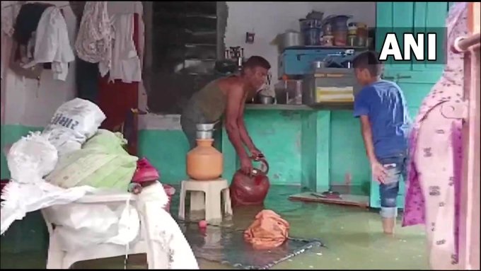 गुजरातमध्ये मुसळधार पावसाने हाहाकार माजवला आहे. राज्यातील अहमदाबाद, वलसाड, नडियादसह अनेक मोठ्या शहरांमध्ये मुसळधार पावसामुळे पाणी साचलंय.