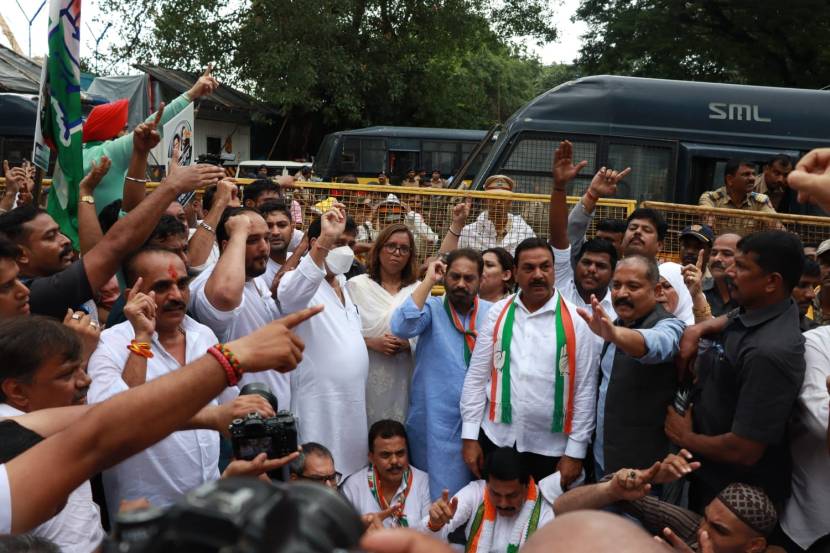 मुंबईत आंदोलन करताना काँग्रेस प्रदेशाध्यक्ष ना ना पटोले व इतर काँग्रेस नेते.