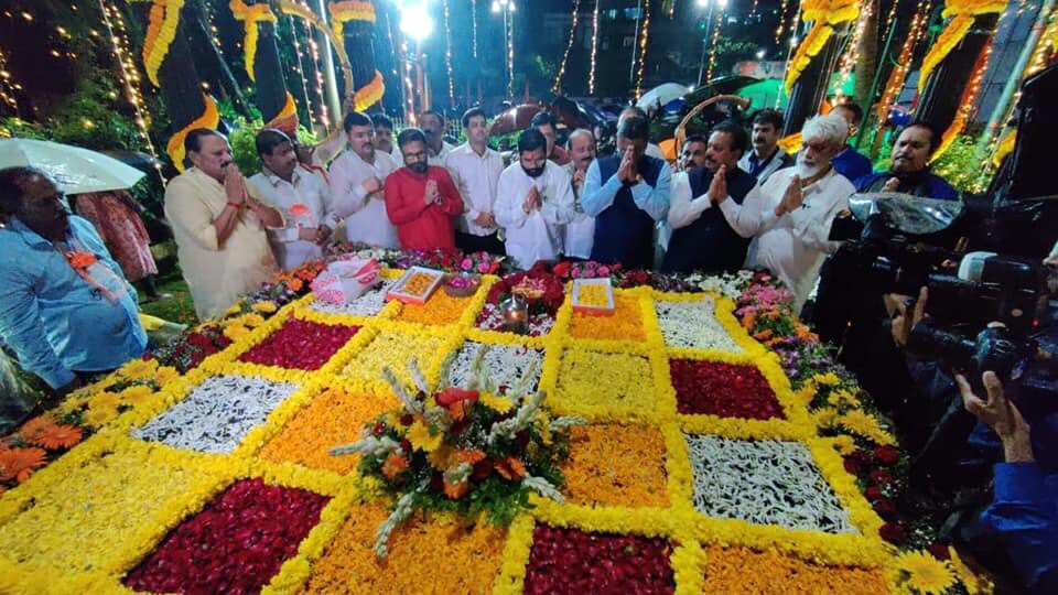 eknath shinde reaches home after becoming cm shares photo with grandchild