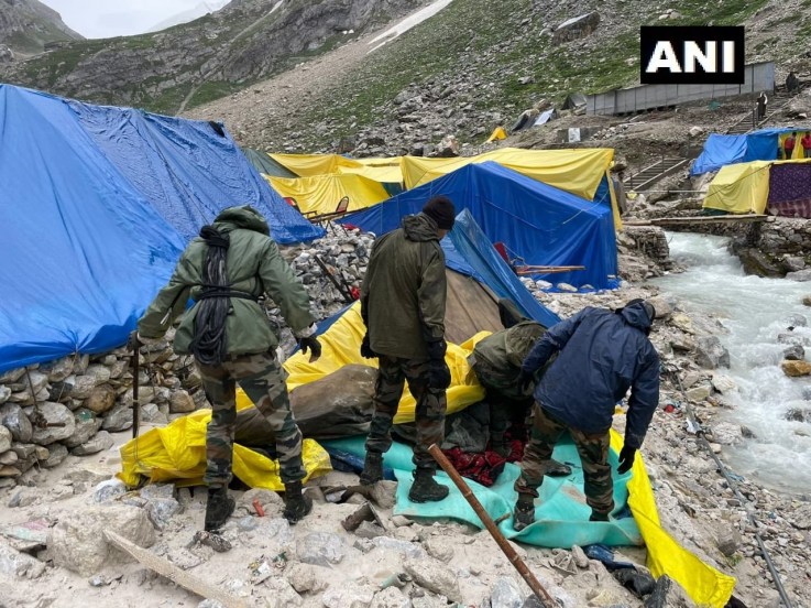 ढगफुटीमुळे भाविकामध्ये भीतीचे वातावरण पसरले आहे.