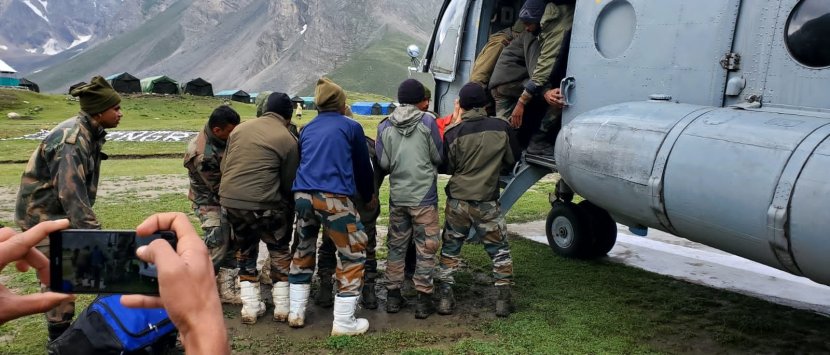 हॅलिकॉप्टरच्या माध्यामातून भाविकांना सुरक्षित ठिकाणी हलवण्यात येत आहे.