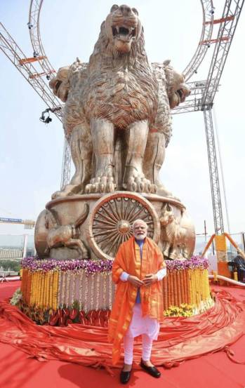 पंतप्रधान नरेंद्र मोदी यांनी संसद भवनाच्या नवीन इमारतीत अशोक स्तंभाचे अनावरण केले.