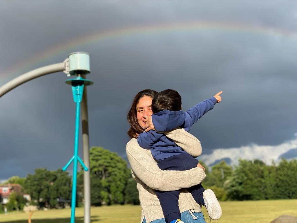 Saif ali khan and kareena kapoor with jeh and taimur