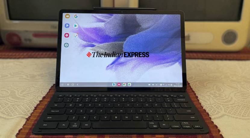 Samsung Galaxy Tab S7+: हा सॅमसंग टॅबलेट ७६,९९९ रुपयांऐवजी ५१,९९० रुपयांना विकला जात आहे. Flipkart Axis Bank क्रेडिट कार्ड युजर्सना २,६०० रूपयांची सूट मिळत आहे आणि तुम्ही एक्सचेंज ऑफरसह १३,५०० रूपयांपर्यंत बचत करू शकता. एकूणच या टॅबलेटची किंमत ३५,८९० रुपये असू शकते. (Image credit: Anuj Bhatia/Indian Express)