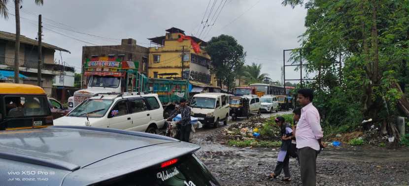 असंख्य वाहने तासनतास रस्त्यावर खोळंबलेली दिसतात.