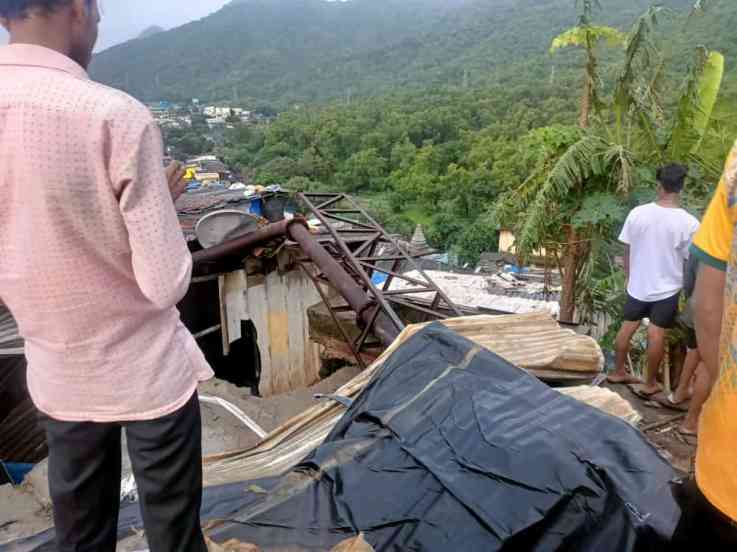 ठाण्यातील वागळे इस्टेट येथील इंदिरानगर भागात आज(शनिवार)सकाळी पाण्याची टाकी फुटली.