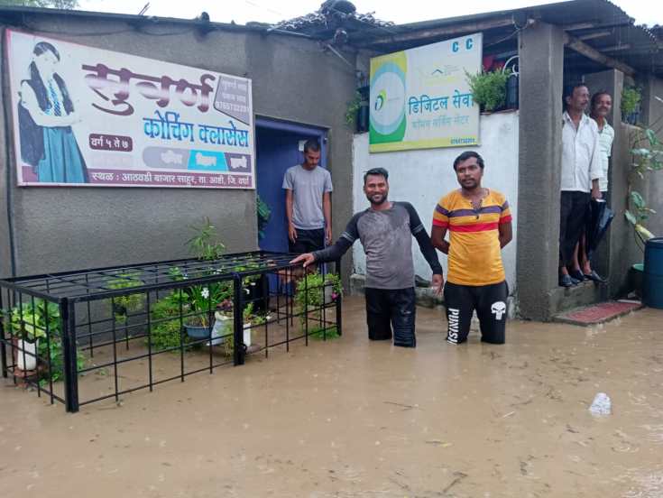 गेले दोन दिवस पावसाने उसंत घेतल्याने हळूहळू पाणी ओसरण्यास सुरुवात झाली होती. मात्र, पाऊस पुन्हा परतल्याने नदीपरिसरातील नागरिकांना धडकी भरली आहे.