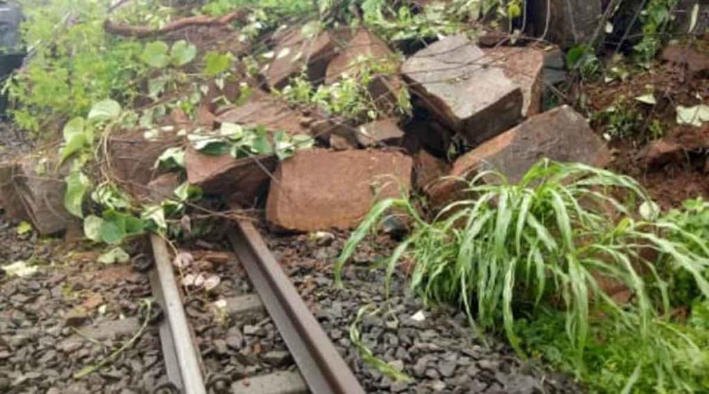 कोकण रेल्वे मार्गावर दगड-माती वाहून आल्यामुळे वाहतूक विस्कळीत