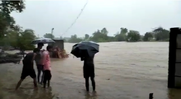 सिंदी, दिग्रस,पाळसगाव, दहेगाव, पहेलांपुर गावांचा संपर्क तुटला आहे.