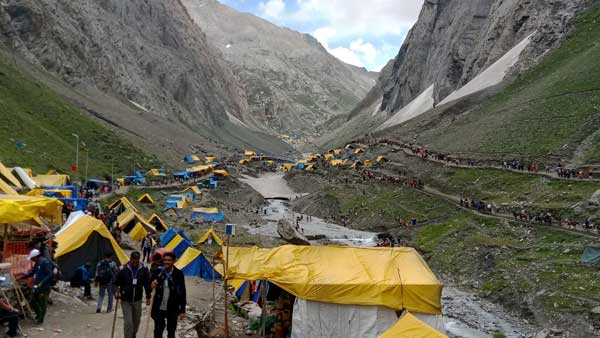 ढगफुटीनंतर अमरनाथ यात्रा काही काळासाठी स्थगित करण्यात येत आहे.